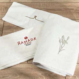 Nakışlı beyaz otel havlusu dk tekstil